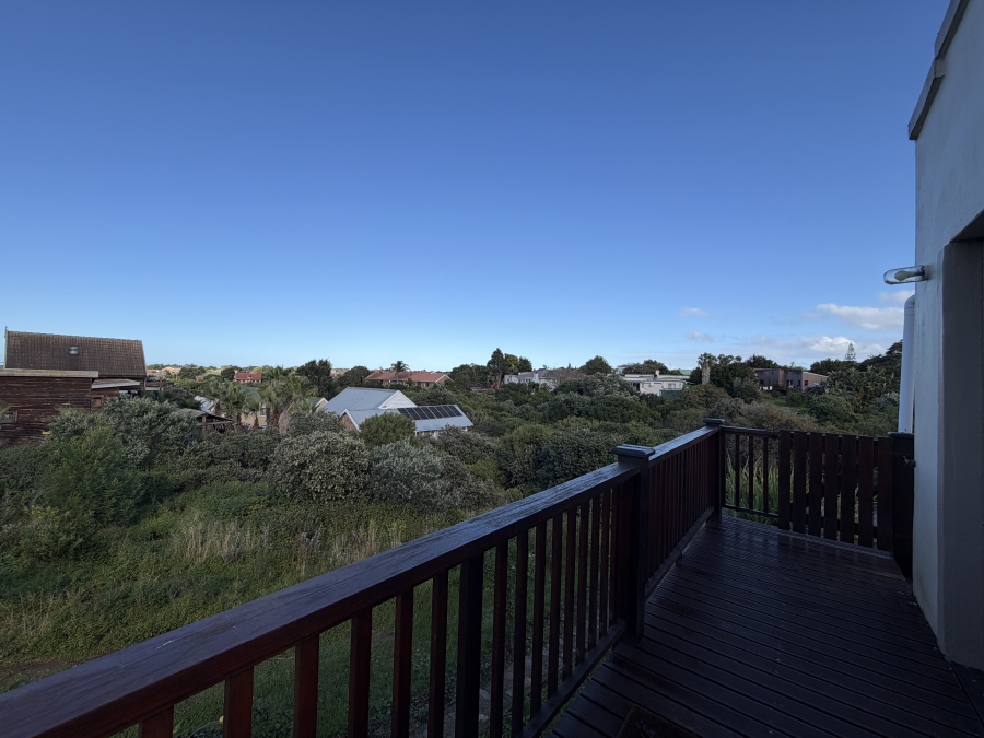 4 Bedroom Property for Sale in Wavecrest Eastern Cape